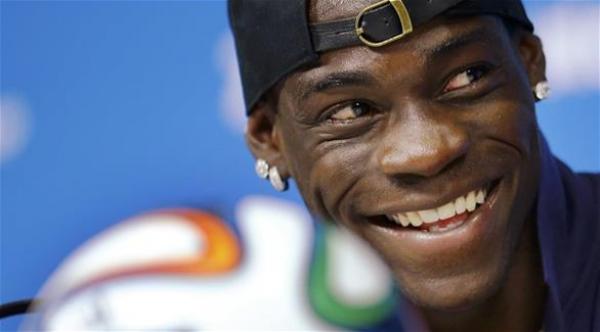 الإيطالي ماريو بالوتيلي يطلب قبلة من ملكة بريطانيا في حال....