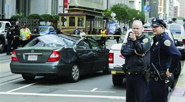 يسقط من الطابق الـ11 على سطح سيارة متحركة ويبقى حياً