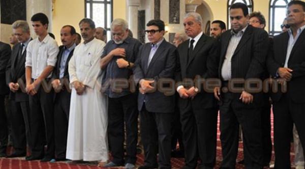 بالصور: موقف غريب أثناء صلاة الجنازة على عمر الشريف أثار غضب الحضور