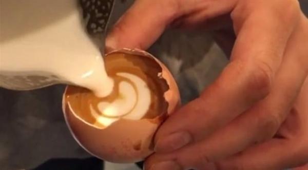 بالفيديو: مقهى يقدم القهوة لزبائنه داخل قشر البيض