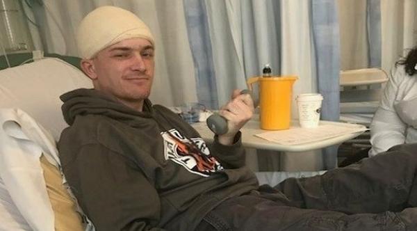 يبقى مستيقظاً خلال عملية جراحية في دماغه