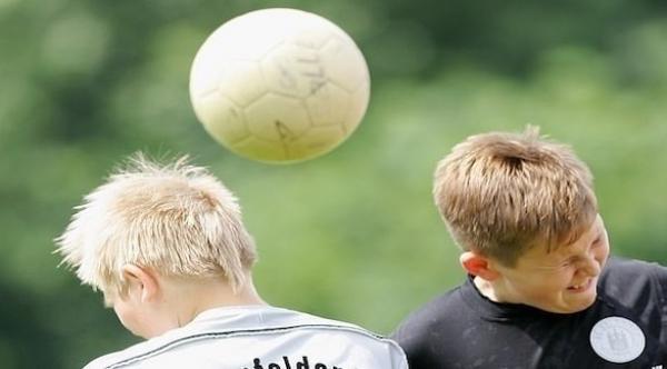 دراسة بريطانية: نطح كرة القدم 20 مرة بالرأس قد يؤثر سلباً على وظائف المخ