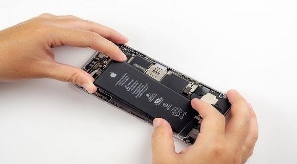 آبل قد تكون مضطرة لبيع هواتف ببطاريات قابلة للإزالة في أوروبا