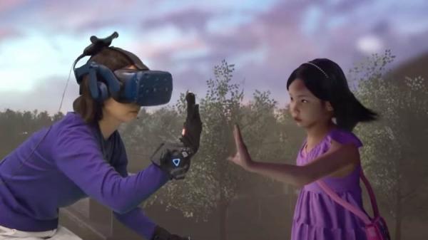 أجهشت بالبكاء عند رؤيتها:أم تلتقي ابنتها المتوفية منذ 4 سنوات في "الواقع الافتراضي"