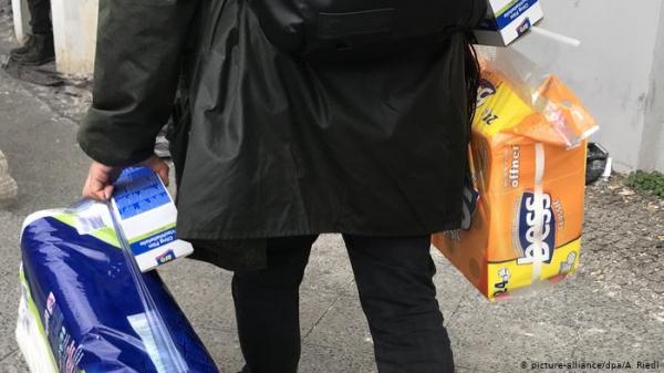 بالفيديو: مشاجرة وصراخ وشد شعر بسبب أوراق مرحاض