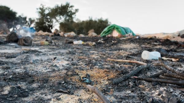 بعد مصرع أبنائها الثلاثة ... وفاة الأم النيجيرية ضحية احتراق مخيم بالناظور