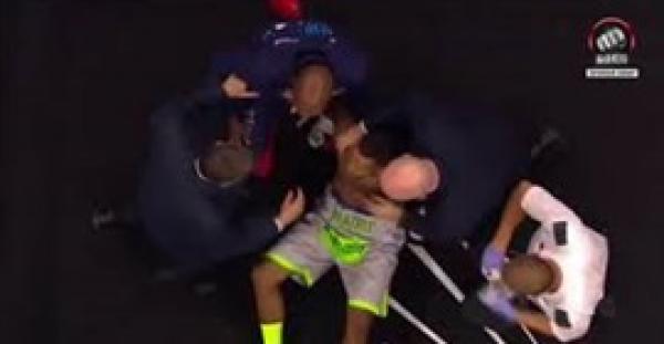 شاهد.. ماذا حدث لملاكم غدر بزميله وأسقطه بالضربة القاضية بعد إيقاف النزال