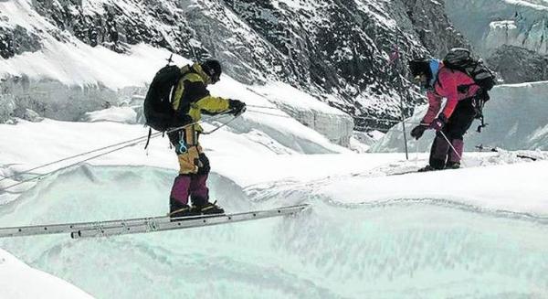 "مسلمة" تقود أول فريق نسائي صينى لاعتلاء قمة "إفرست"