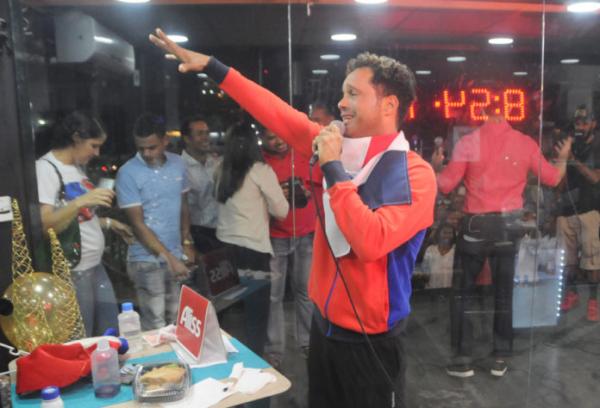 بالفيديو ..دومينيكاني يحطم رقماً قياسياً بالغناء أكثر من 105 ساعات متواصلة