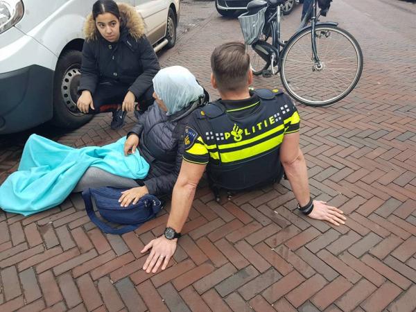 حديث الصورة : شرطي هولندي يتحول إلى بطل قومي بسبب موقفه الإنساني تجاه مغربية تعرضت لحادثة سير