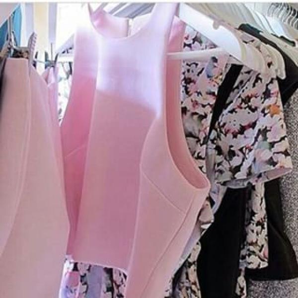 كيف تغيرين ملابسك بأمان في محلات بيع الملابس