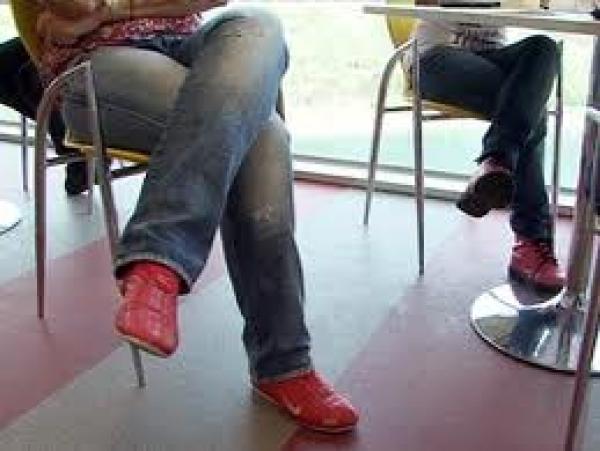 مخاطر وضع ساق فوق ساق أثناء الجلوس