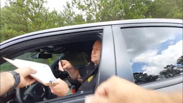 ضابط شرطة يتفاجأ بعد توقيفه سيارة مسرعة يقودها نائب قائد الشرطة بالمقاطعة(فيديو)