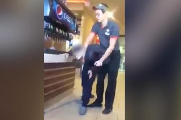 بالفيديو: عامل "بيرغر كينغ" يصفع طلاب مدرسة ويجبرهم على التنظيف