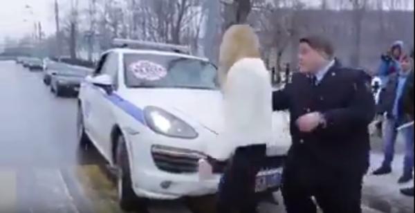 يزجر الرجل الشرطي على مخالفته القانون لوقوفه في ممر الراجلين