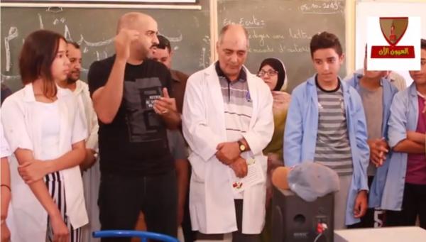 مؤثر : شباب يفاجؤن استاذهم و يكرمونه داخل فصله بعد 26 سنة بمدينة العيون