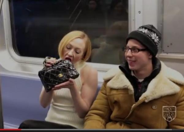 بالفيديو: تلتهم حقيبة يدها أمام الركاب في المترو