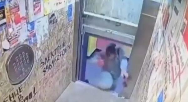 بفضل العناية الالهية ينجو من موت محقق في المصعد(فيديو)