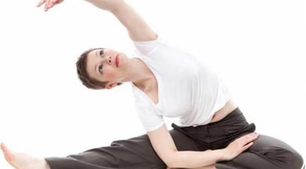 دراسة: تمرينات الإطالة تخفف من الاكتئاب وأعراض انقطاع الطمث