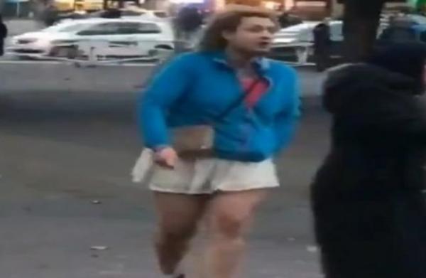 شاب يرتدي زيّا نسائيا يهاجم امرأة محجبة ويحاول خلع حجابها (فيديو)