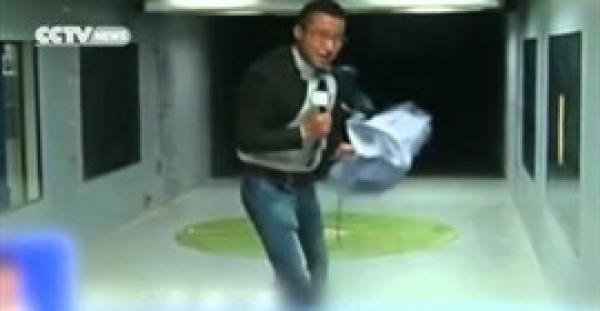 بالفيديو.. مراسل يطير في الهواء من شدة الرياح