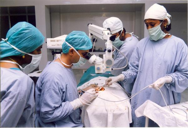 دراسة: من تجرى لهم جراحات زرع الكلى غالباً ما يترددون كثيراً