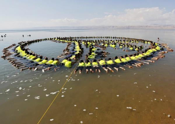 الأردن تدخل «جينيس» بأكبر سلسلة بشرية عائمة