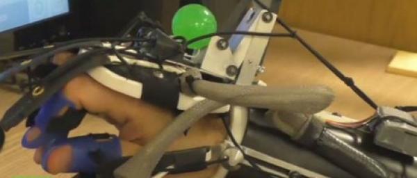 بالفيديو.. قفاز للألعاب الإلكترونية يعطي مفعولا معالجا