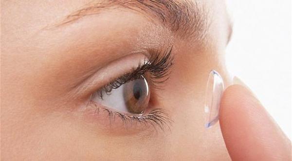 بعد هذا الخبر لن تسبح أو تغسل وجهك مرتدياً عدساتك اللاصقة