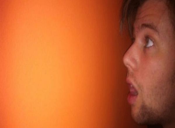 التحديق في عيني شخص لعشر دقائق يمكن أن يسبب الهلوسة