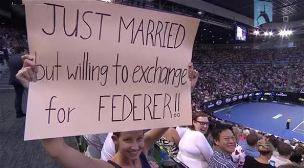  اللافتة التي رفعتها المشجعة في ملعب رود لافير أرينا (تويتر) 