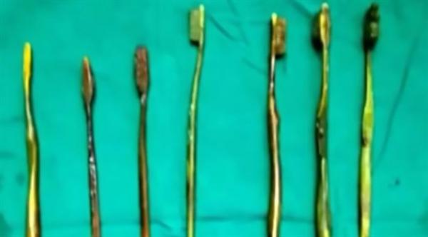 فتاة تبتلع 7 فراشي أسنان بعد محاولة إجبارها على الزواج