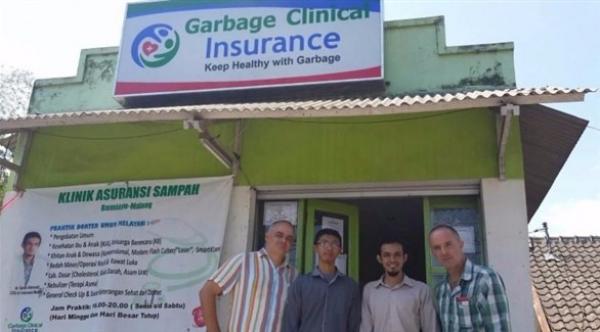 شركة تأمين صحي تطلب من عملائها الدفع بـ "القمامة"