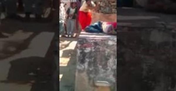 بالفيديو.. امرأة تلقن زوجها علقة ساخنة بالشارع بعد اكتشافها خيانته