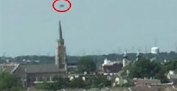 بالفيديو.. رصد جسم غريب ضخم فوق سماء نيويورك