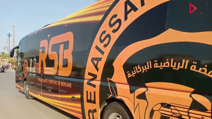 وصول لاعبي وطاقم نهضة بركان إلى الملعب البلدي ببركان لمواجهة بيراميدز المصري