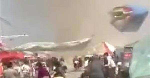 إعصار غبار يتسبب في طيران قلعة مطاطية في الهواء وإصابة 20 طفلا (فيديو)