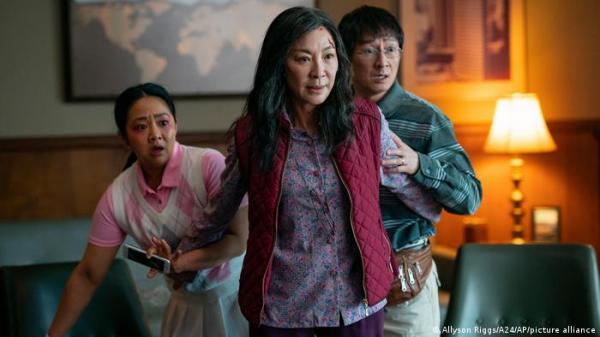 "كل شيء في كل مكان في آن واحد".. تعدد العوالم خيال أم حقيقة؟