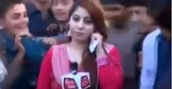 بالفيديو.. مذيعة تتعرض للتحرش خلال تقرير ميداني على الهواء