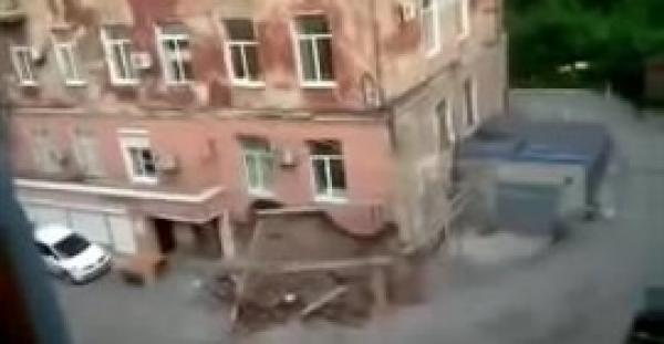 بالفيديو..انهيار مبنى في روسيا وخروج السكان قبله بلحظات