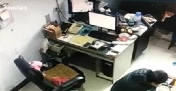 بالفيديو.. لحظة انفجار هاتف بشكل مفاجئ