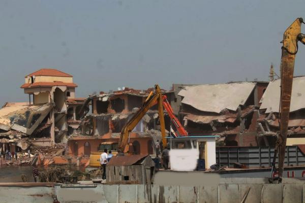 ردو بالكم : نافذون يعرضون " فيلاتهم " للبيع و هذا هو السبب