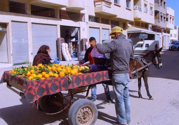 "بائع متجول" يرسل عون سلطة ومخزني للمستعجلات ويمزق جسده بشفرة حلاقة