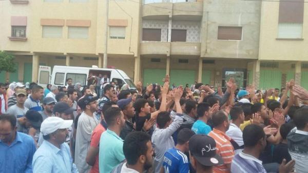 بالفيديو : ساكنة عين تاوجطات تنتفض و تحول جنازة الطفل منير الى مسيرة احتجاجية ضد حكومة العثماني