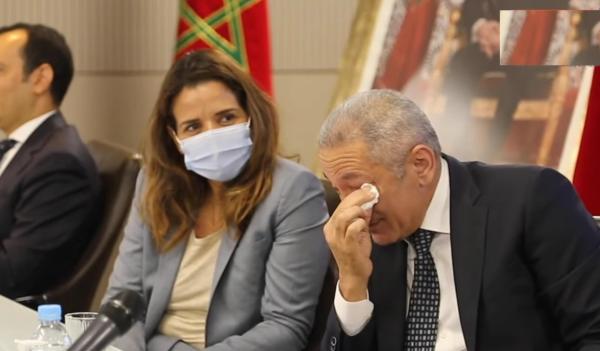 في مشهد مؤثر...الدموع تغالب الوزير السابق مولاي حفيظ العلمي أثناء تسليم السلط