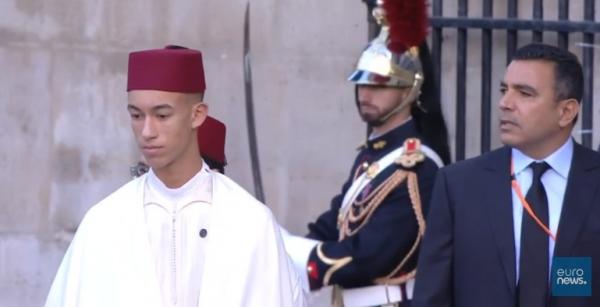 لحظة وصول مولاي الحسن للمشاركة في تشييع جنازة  جاك شيراك