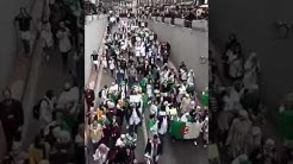 مسيرات حاشدة للأطباء رفضا للتمديد ودعما للحراك الشعبي بالجزائر