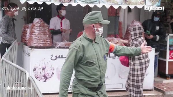 تحت رحمة الأمطار: السلطات المحلية تقوم باداء مهامها بوضع الحواجز ومراقبة المواطنين بالشارع العام