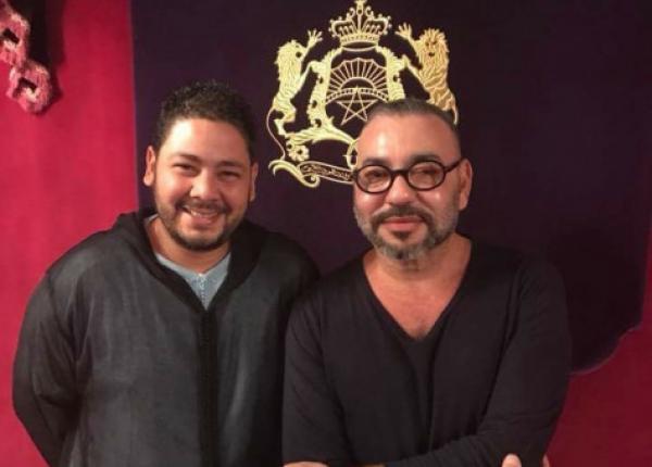 بالصورة.. الملك يستضيف كوميدي مغربي على مائدة الإفطار