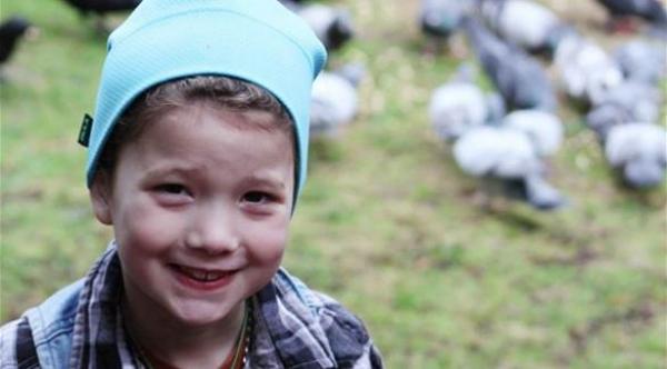 بالصور: غربان تأتي بالهدايا لطفلة أطعمتها من قبل